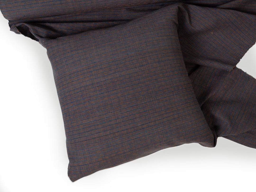 ฝ้าฝ้ายทอมือย้อมครามเข้มทอสลับฝ้ายกระตุยสีน้ำตาลธรรมชาติลายเกล็ดแลน